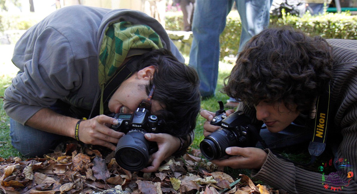 Jovenes tomando fotografías de la naturaleza