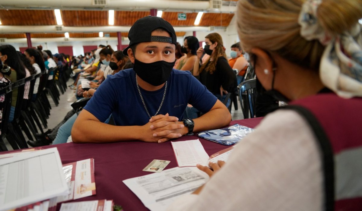 Jóvenes haciendo su registro a la beca jóvenes sin trabajo