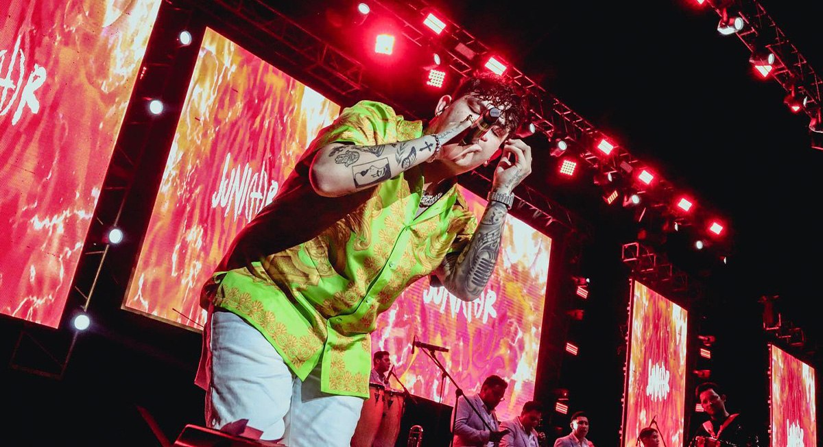 Junior H durante un concierto en 2022