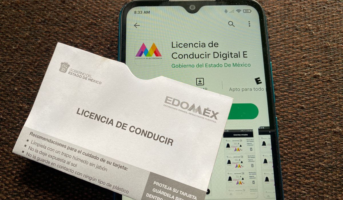 Telefono y papel que dan junto con la licencia de conducir Estado de México
