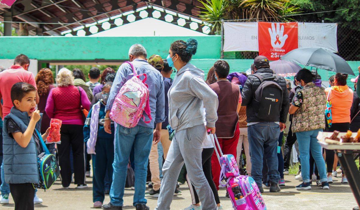Alumnos saliendo de la escuela preparandose para el megapuente de 4 días en marzo