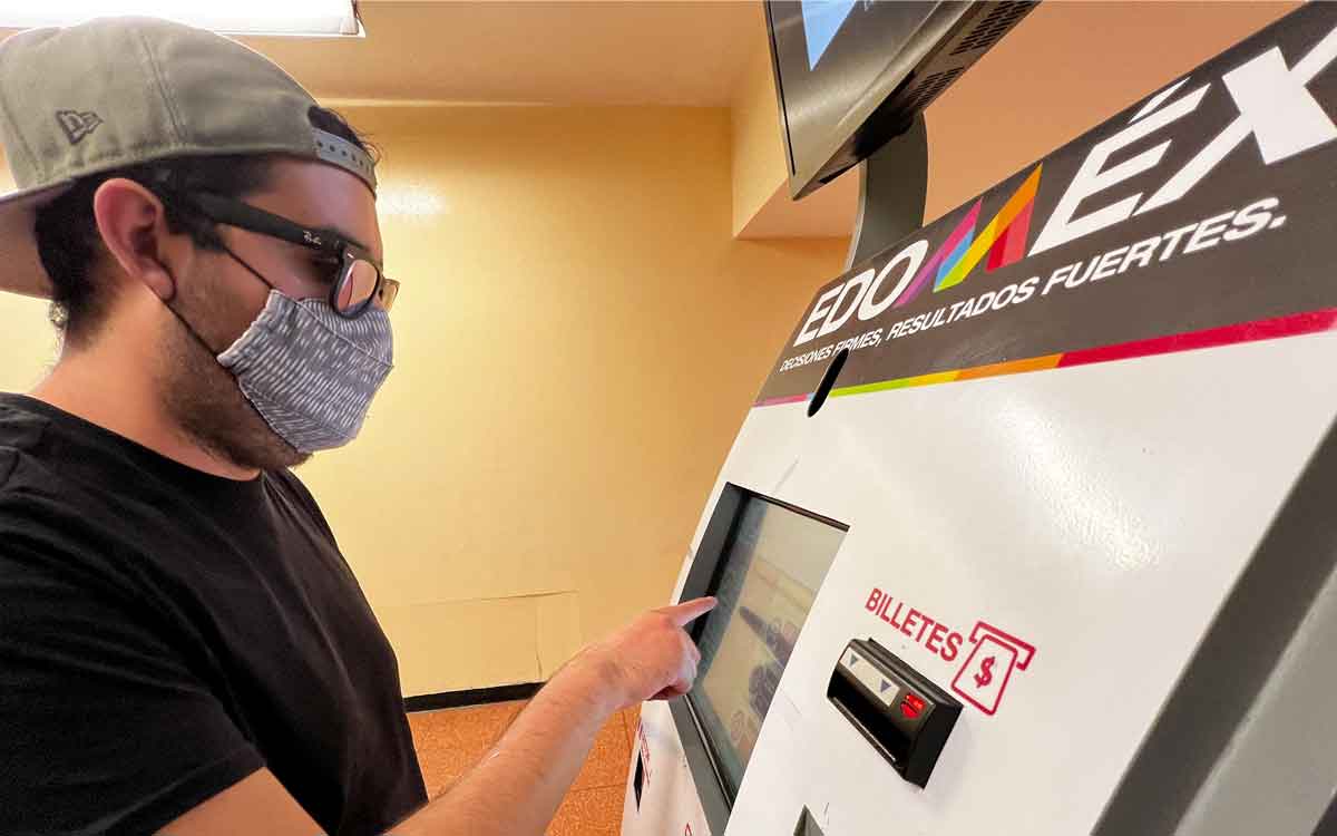 persona en cajero automatico del edomex