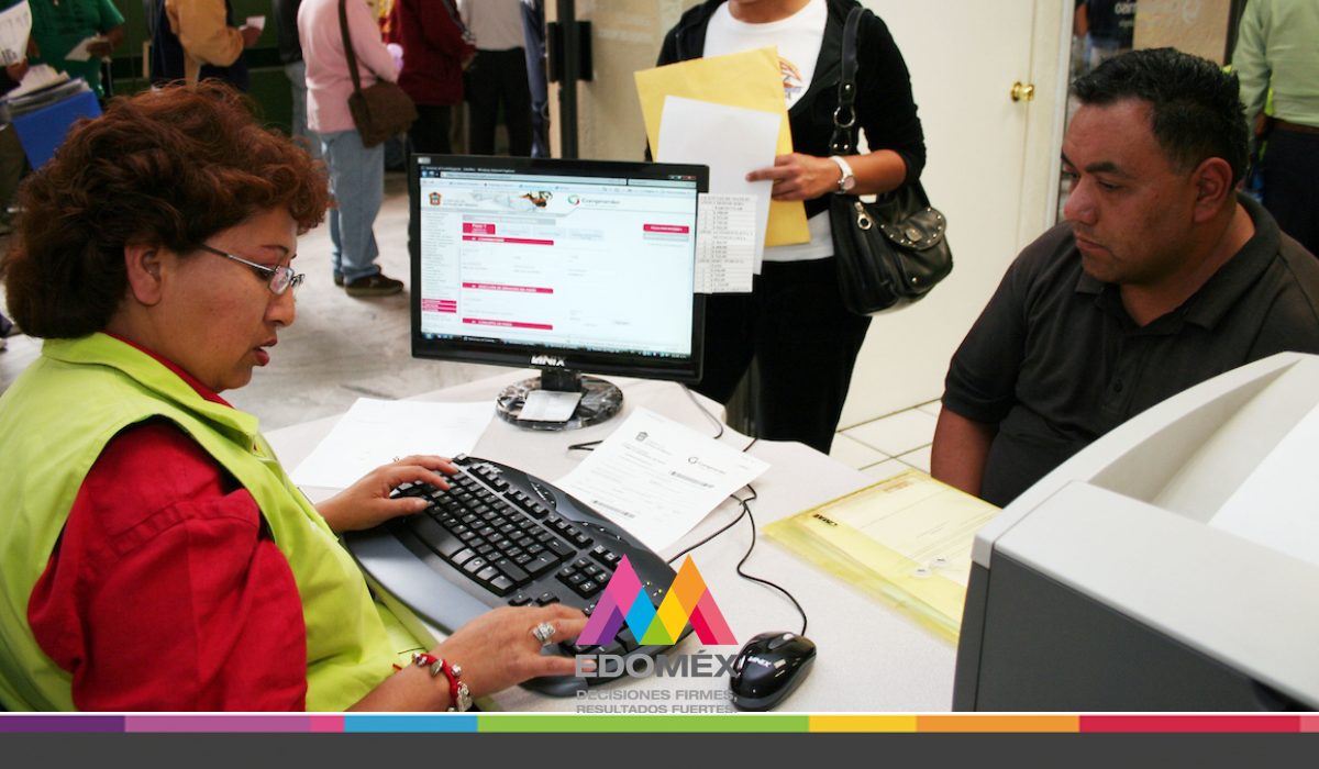 PErsonas realizando el pagar tenencia Estado de México 2023