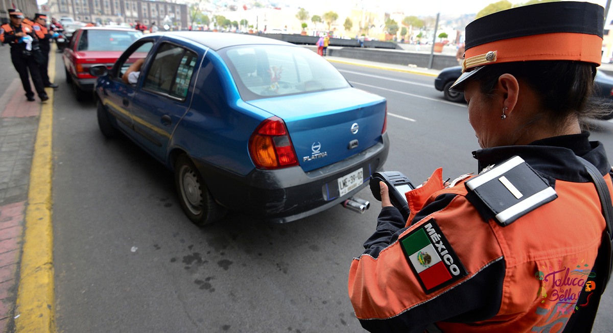 Policía de tránsito multando a conductor por conducir con placas del Edomex vencidas