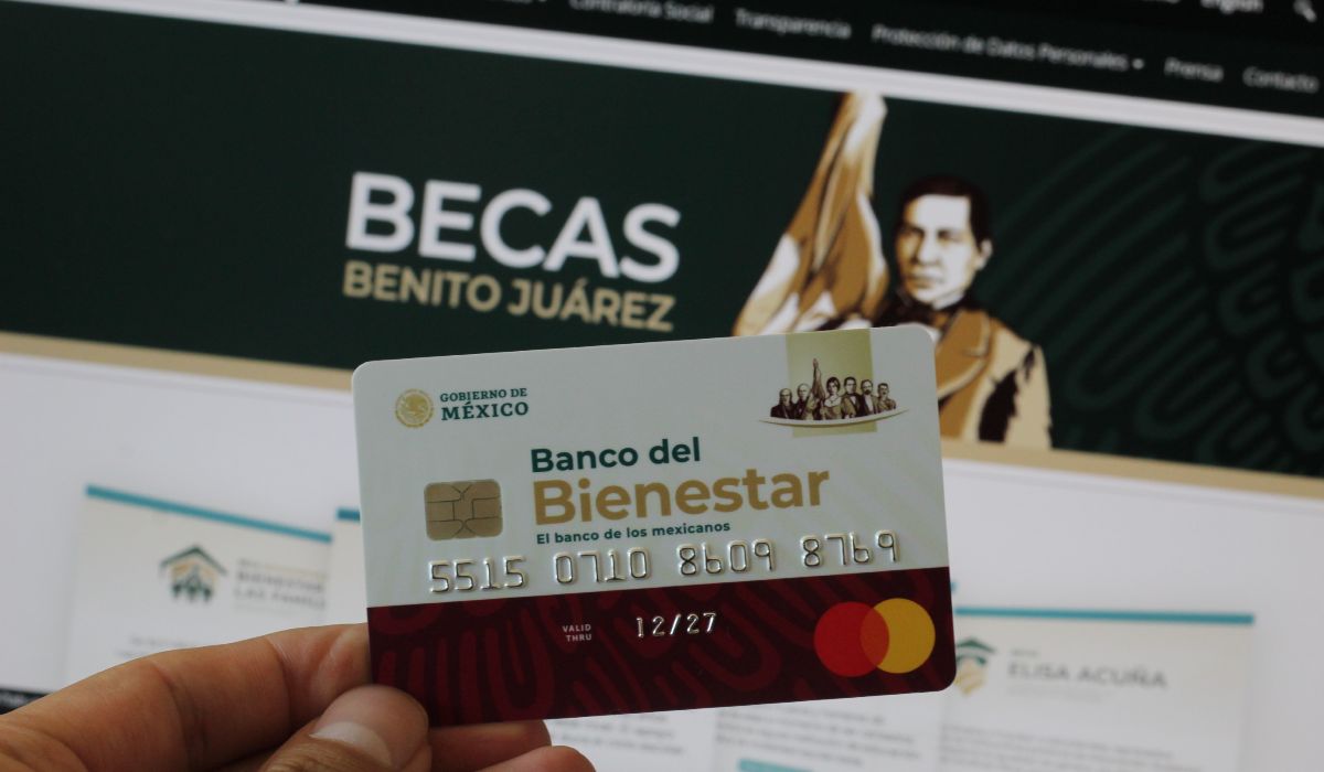 Tarjeta Bienestar 2023 y detrás la página de las Becas Benito Juárez 2023