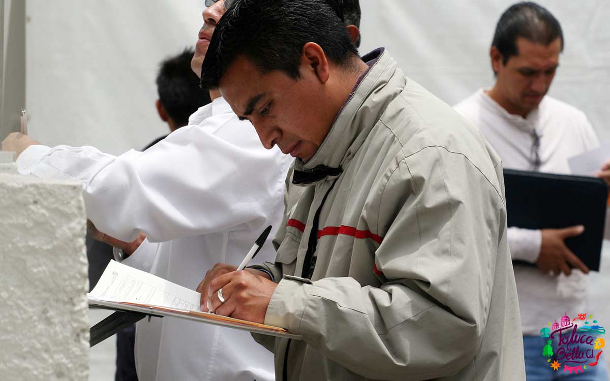 persona llenando solicitud para vacante de empleo en toluca altiplano