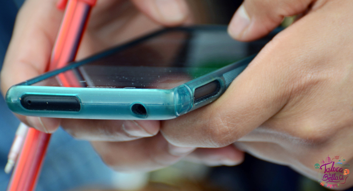 Persona usando celular