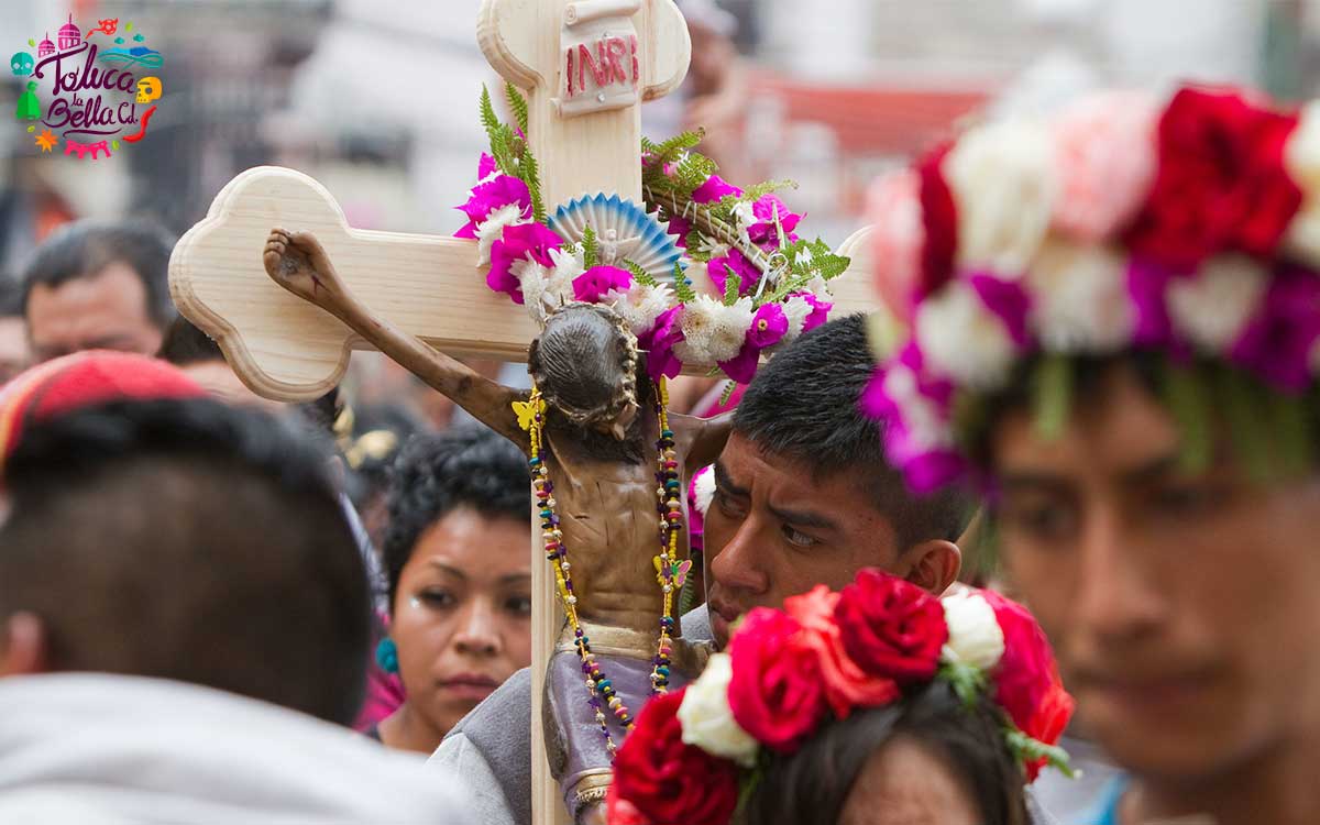 personas haciendo visita de las 7 casas en toluca por semana santa 2023