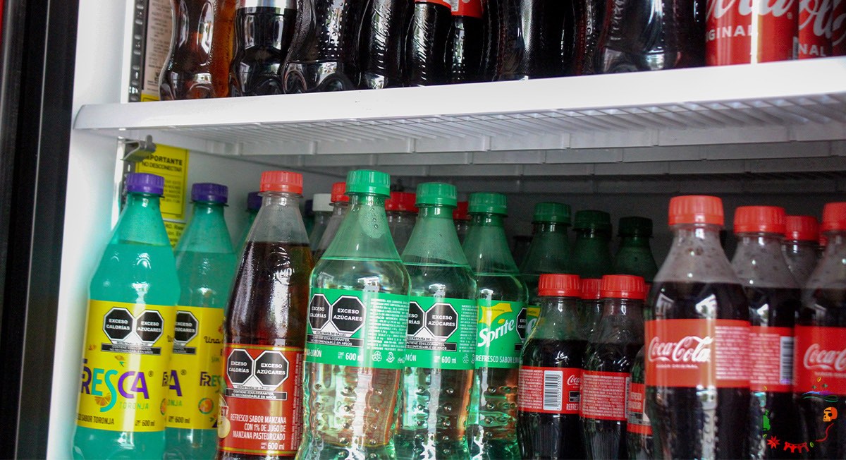 refrigerador de tienda con refrescos