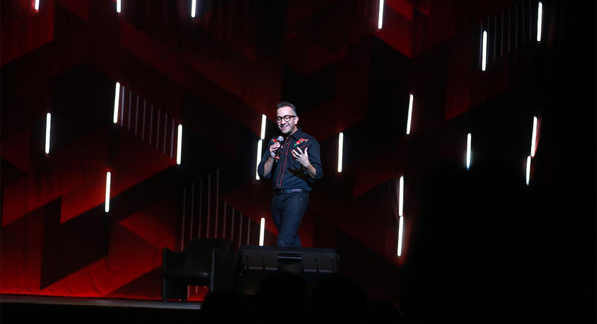 Chumel Torres durante un show de stand up