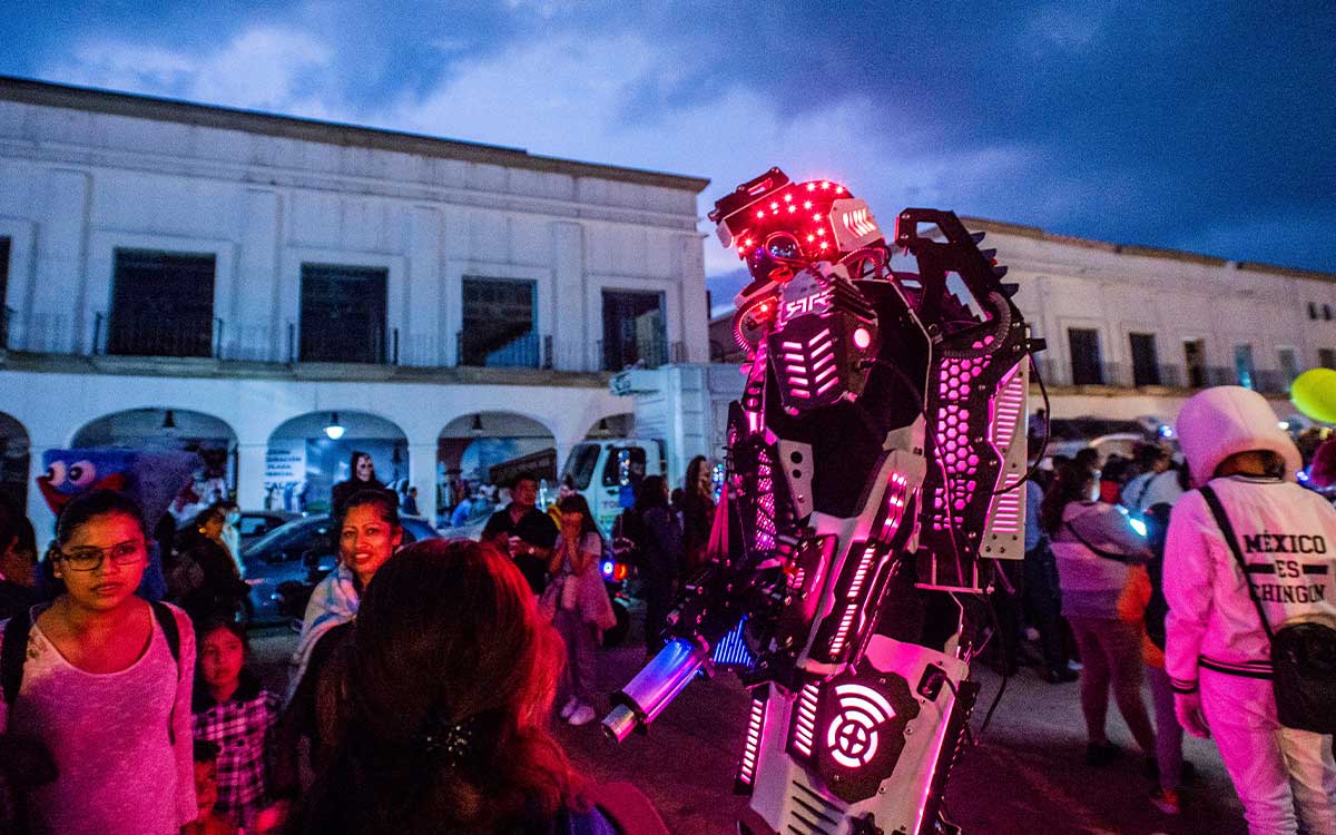 personas en desfile robot dia del niño 2023 en toluca