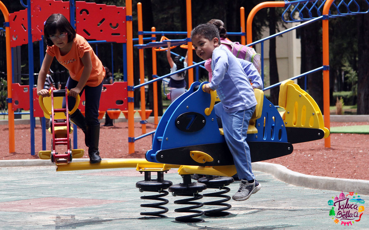 niños divirtiendose en mega puente sep de cuatro días en abril 2023