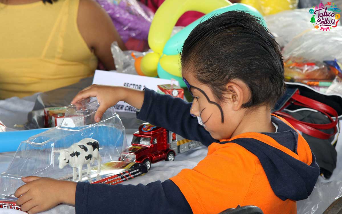 alumno divirtiéndose en el mega puente sep de cuatro dias del dia del niño 2023