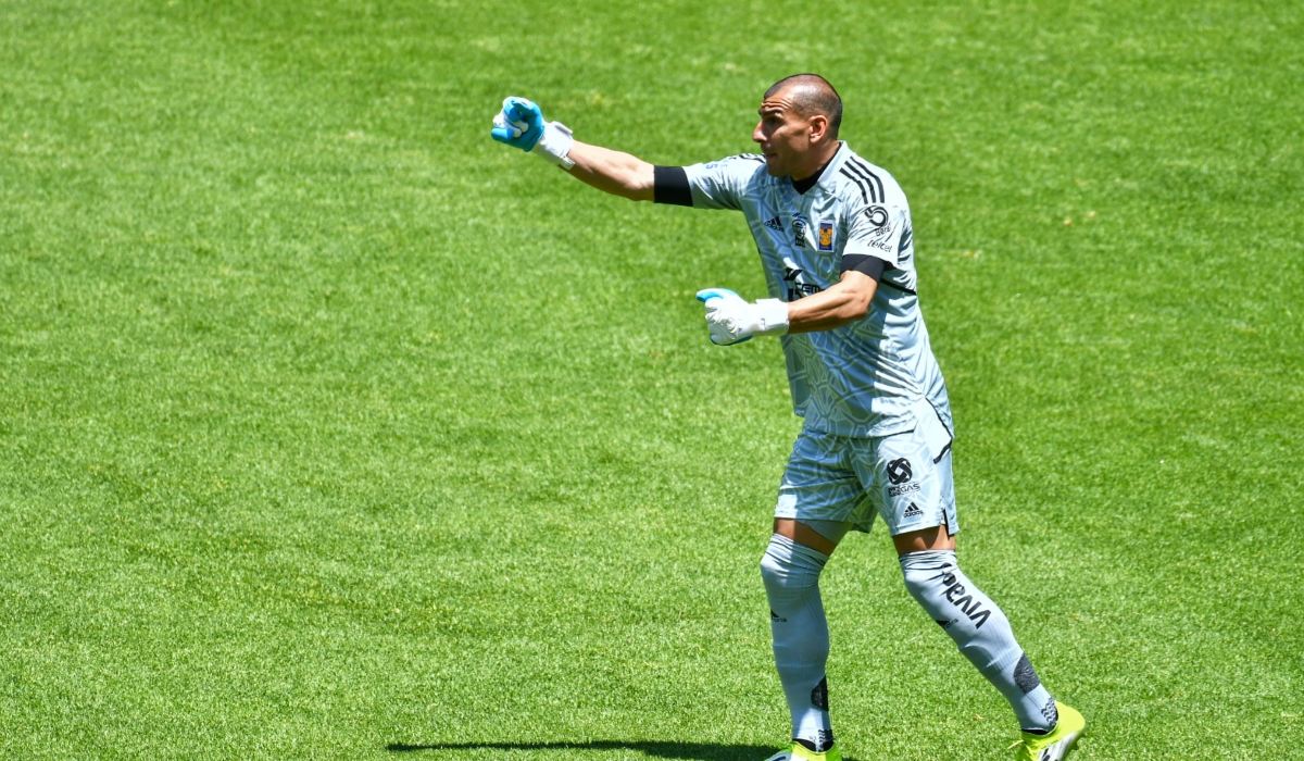 Nahuel Guzmán en un partido contra Toluca Fc