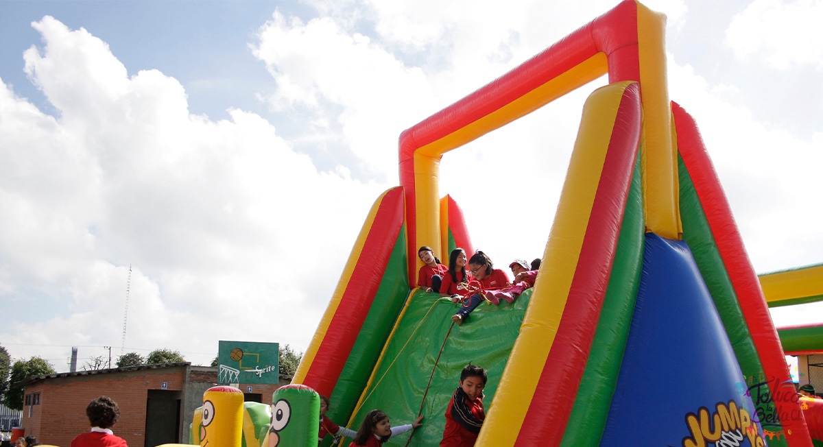 Niños jugando en el brincolin