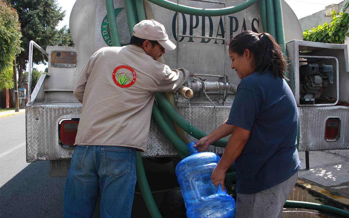 personas con pipa debido a falta de agua en toluca en semana santa 2023