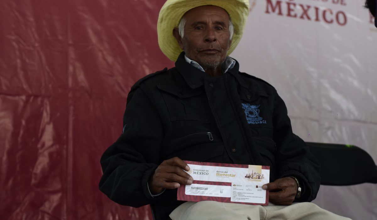 Abuelito recibiendo su Pensión del Bienestar 2023