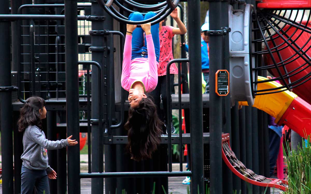 niños divirtiendose en el puente sep de abril de cuatro dias
