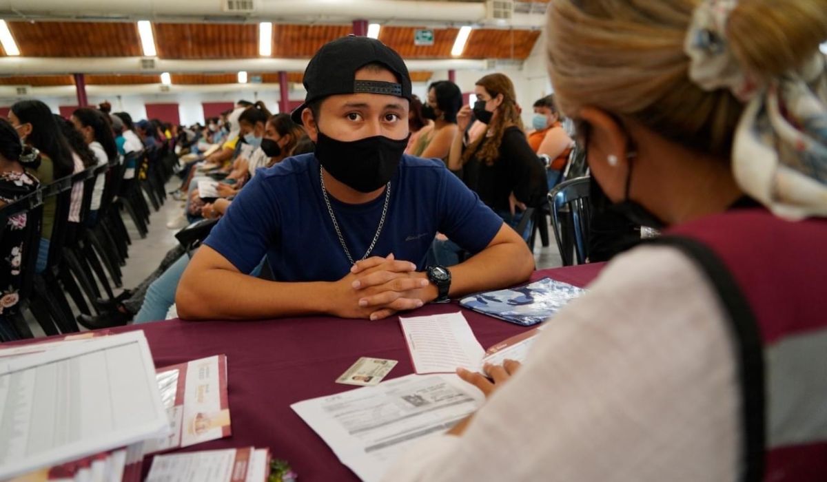 Jovenes realizando su egistro en la plataforma Jóvenes Construyendo el Futuro