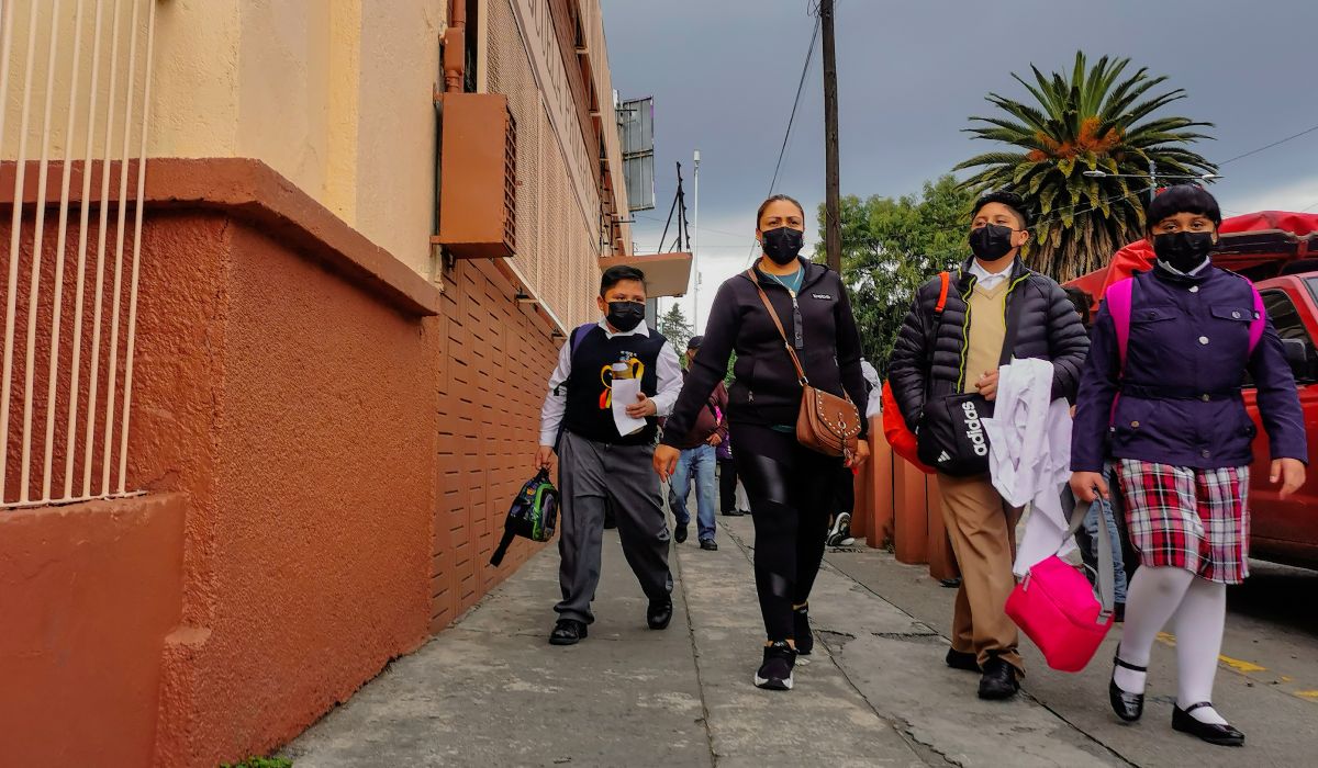 Padres de familia con sus hijos en el regreso a clases abril 2023