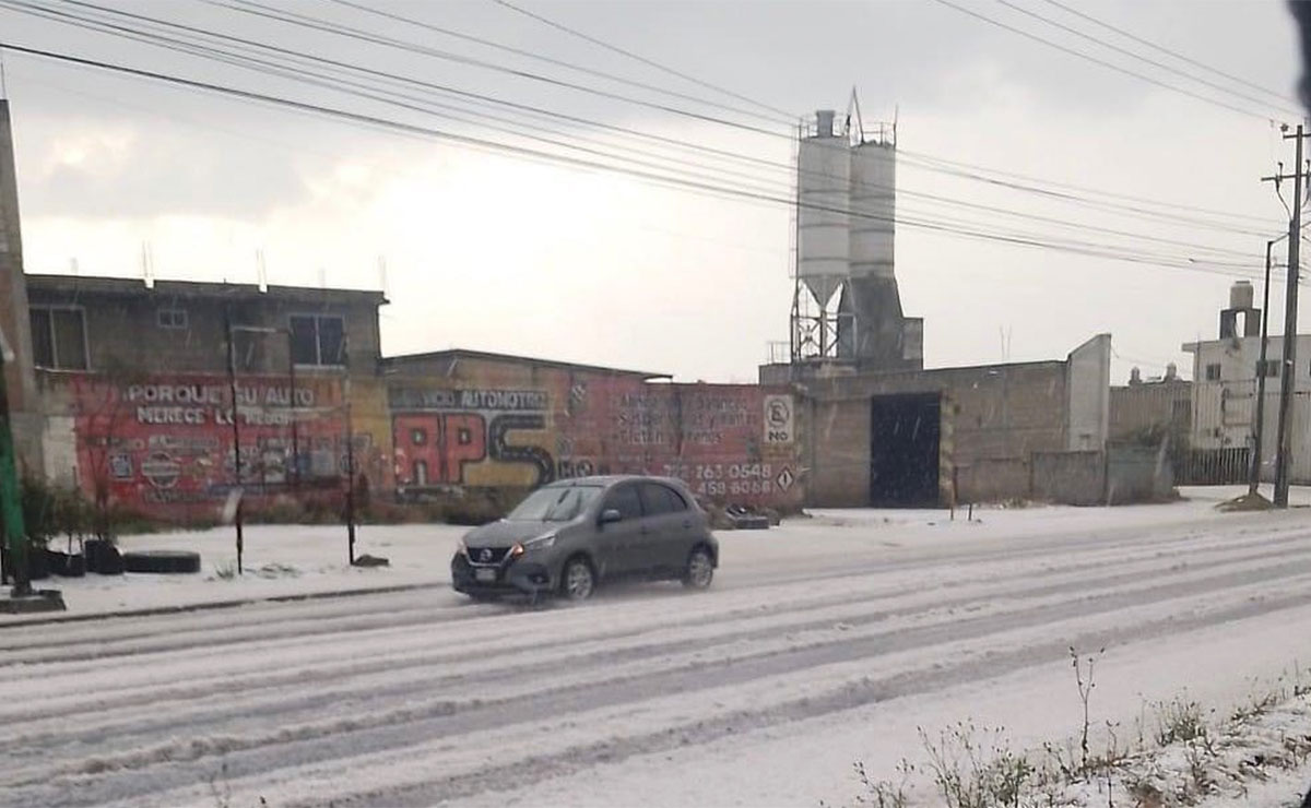 Carretera llena de granizo en Toluca