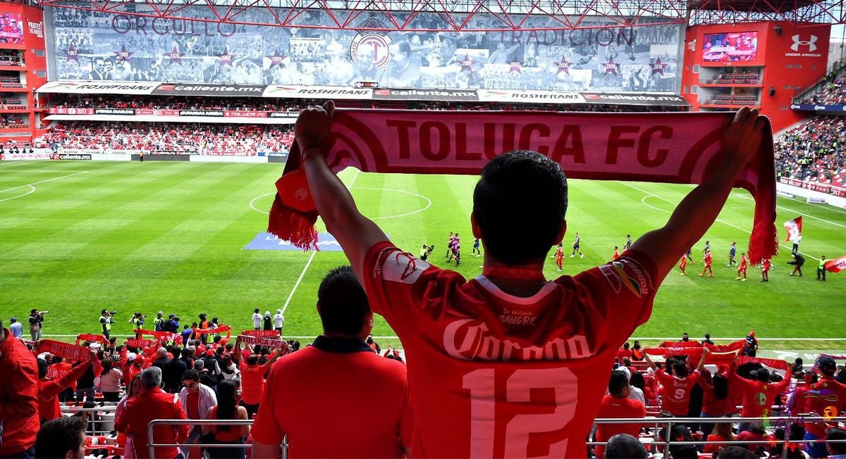 Aficionado del Toluca en el Estadio Nemesio Diez