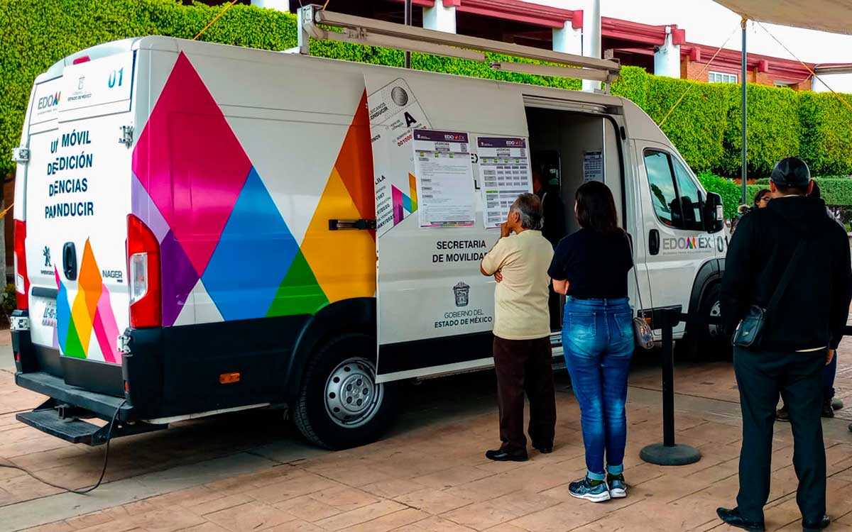 personas en unidad movil de licencia de conducir edomex del 10 al 14 de abril 2023