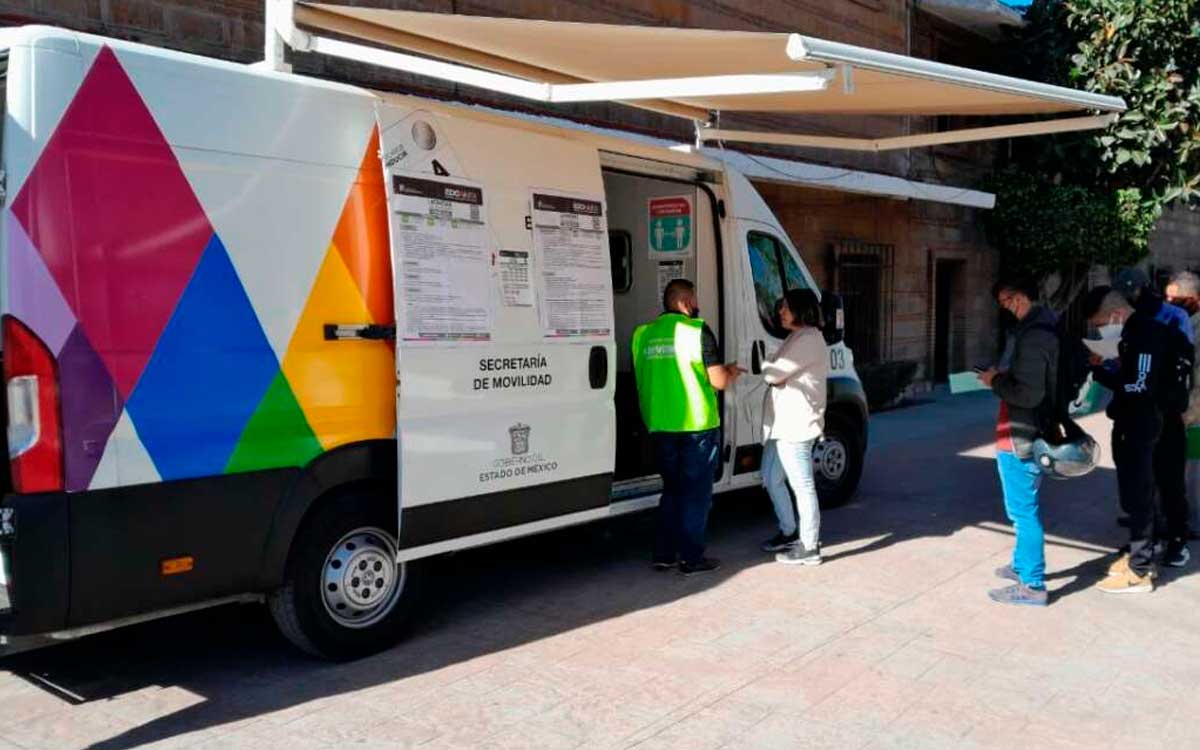 personas haciendo tramite en unidades moviles licencia de conducir edomex 2023 del 3 al 6 d eabril