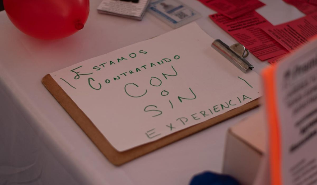 Personas reclutando personas y ofreciendo vacantes de empleo en Toluca