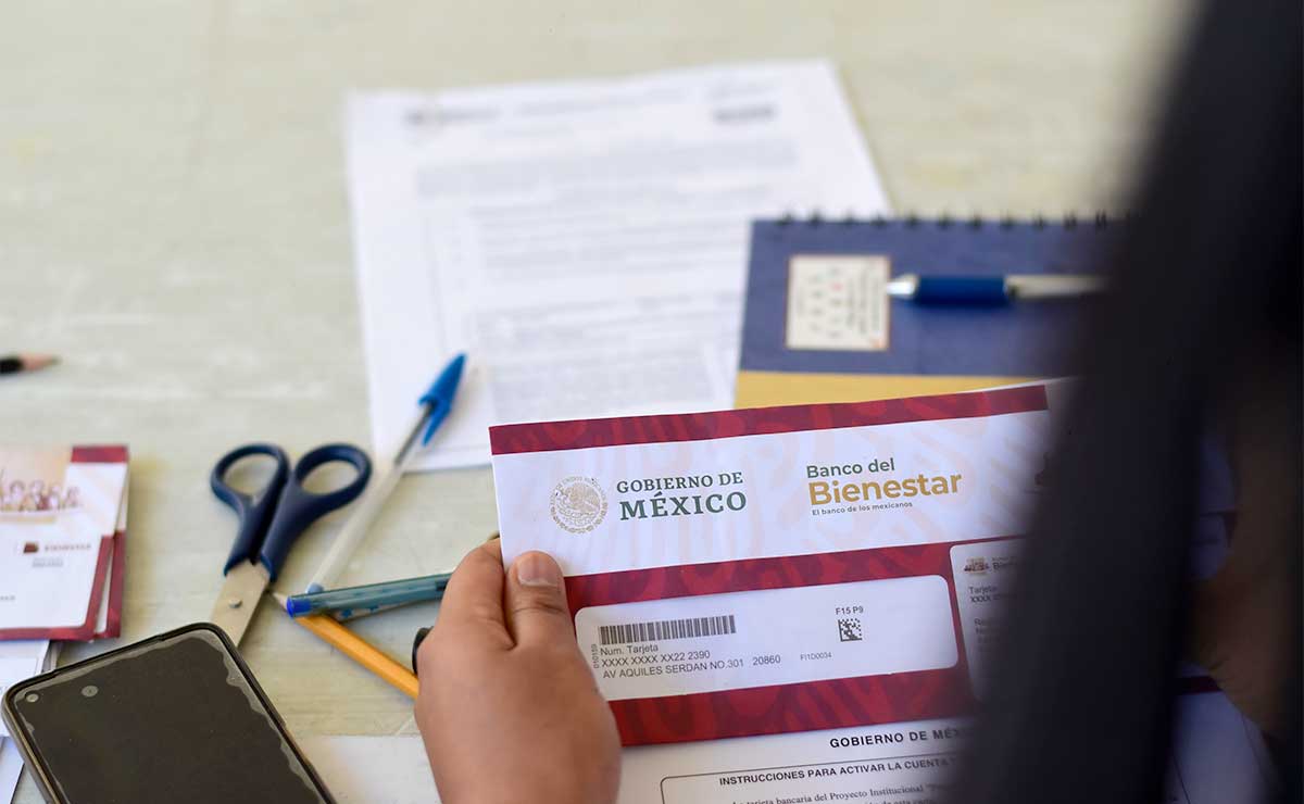 Sobre con la nueva tarjeta del Banco del Bienestar para recibir la Pensión de Adultos Mayores del gobierno de México