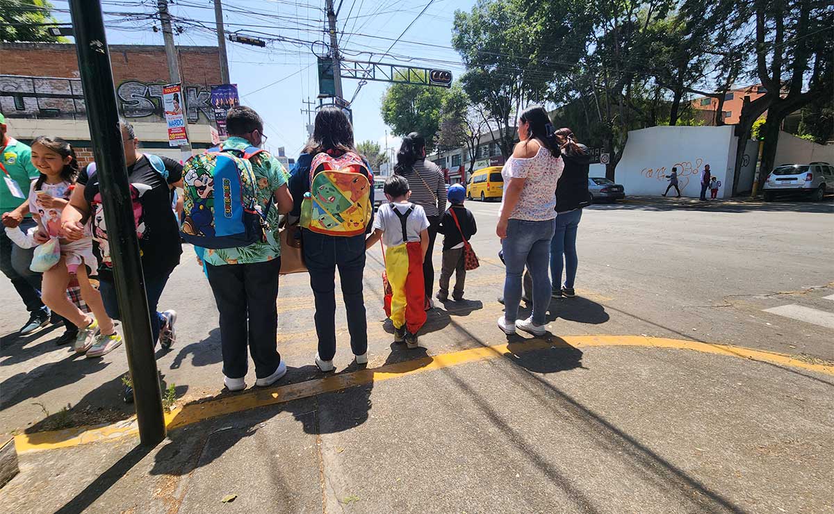 Niños saliendo de la escuela en Edomex