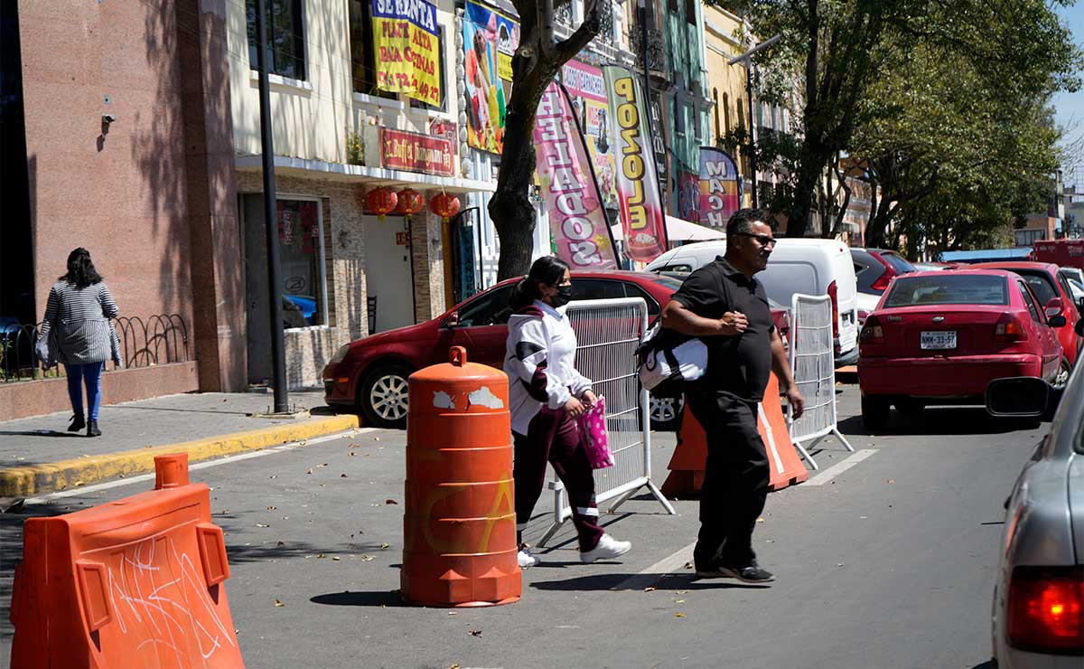 Niños saliendo de clases