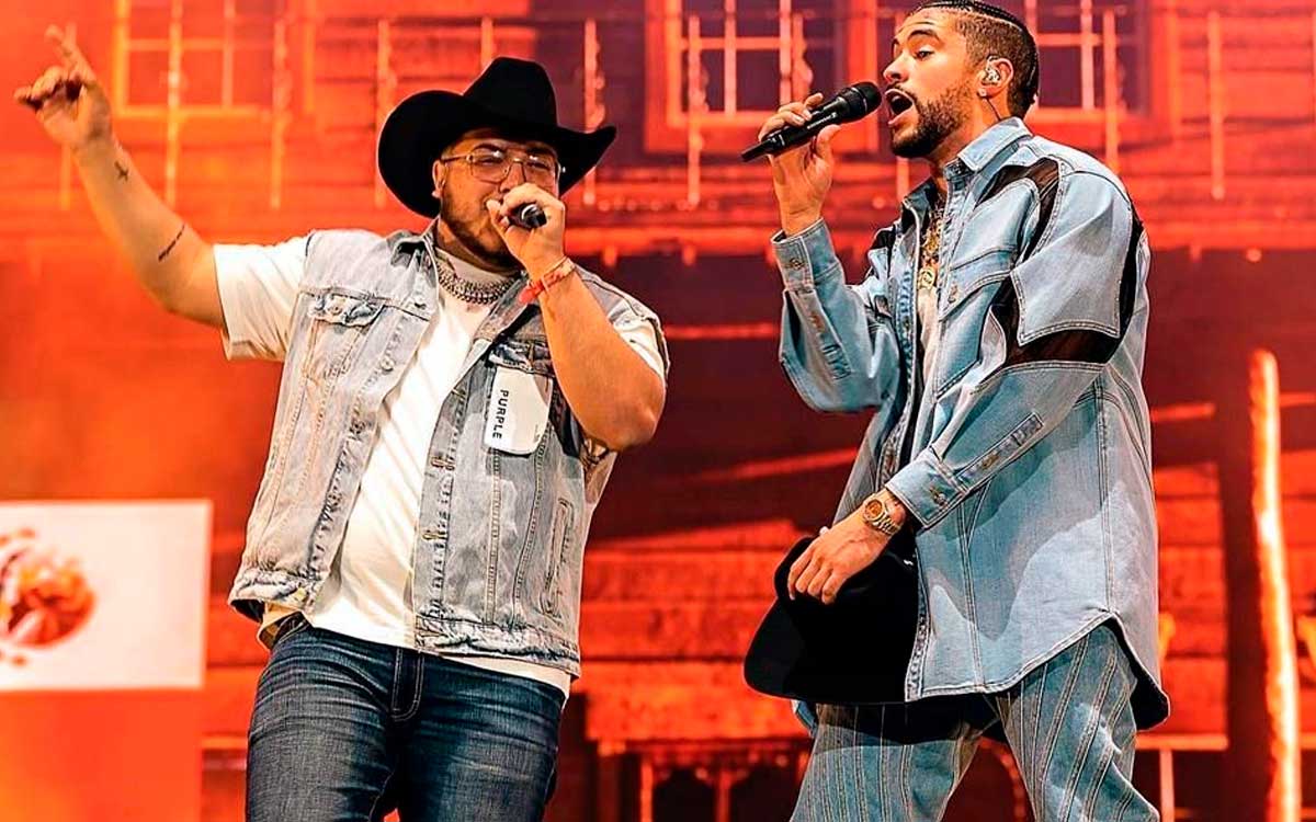 bad bunny y grupo frontera cantando un x100to