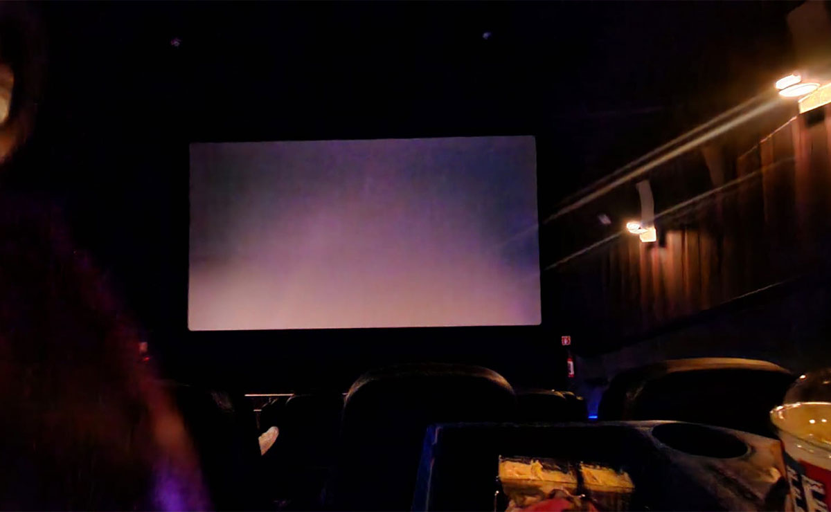 Chica tacha de corrientes a personas que meten comida al cine y se vuelve viral