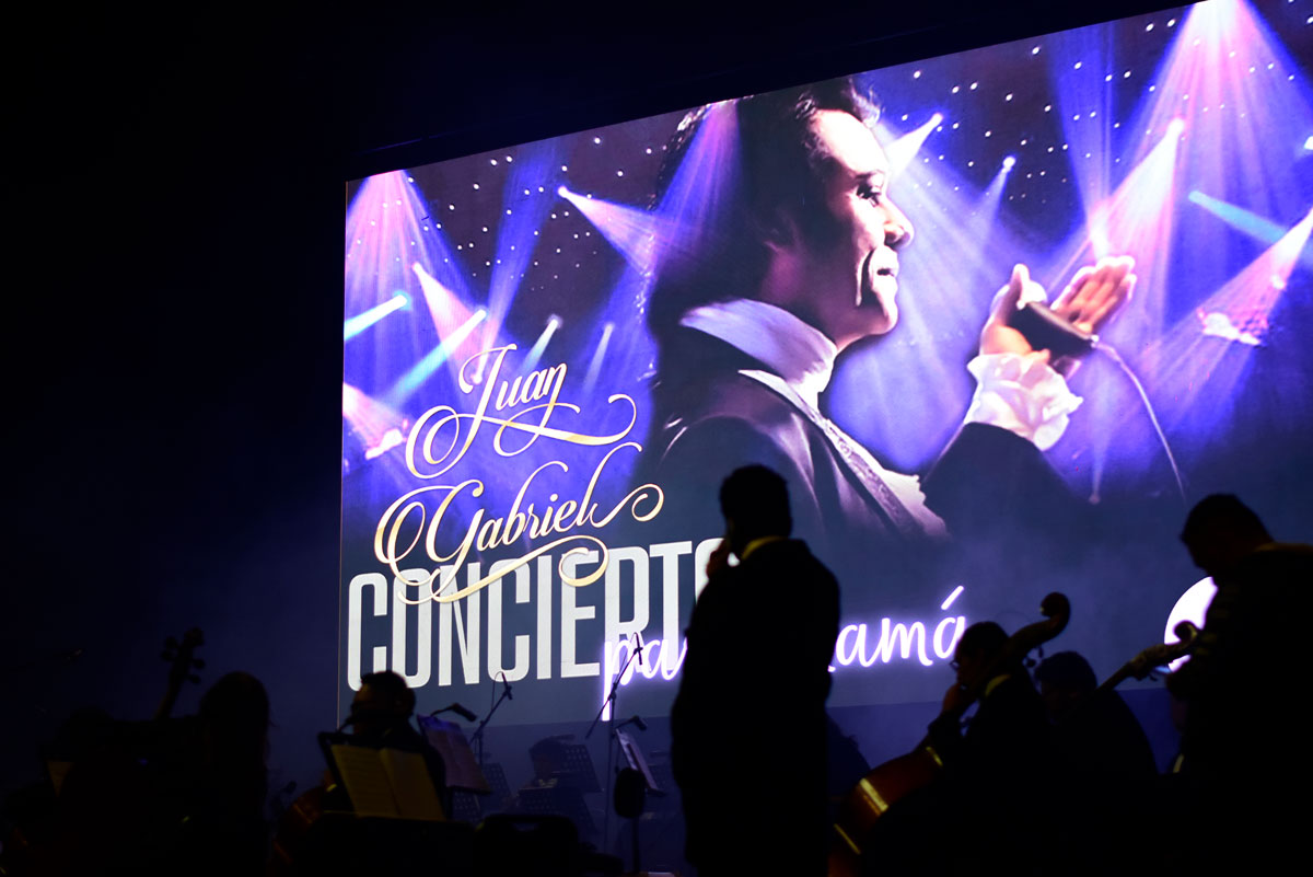 luces y musicos en teatro morelos de toluca por concierto de juan gabriel en día de las madres 2023