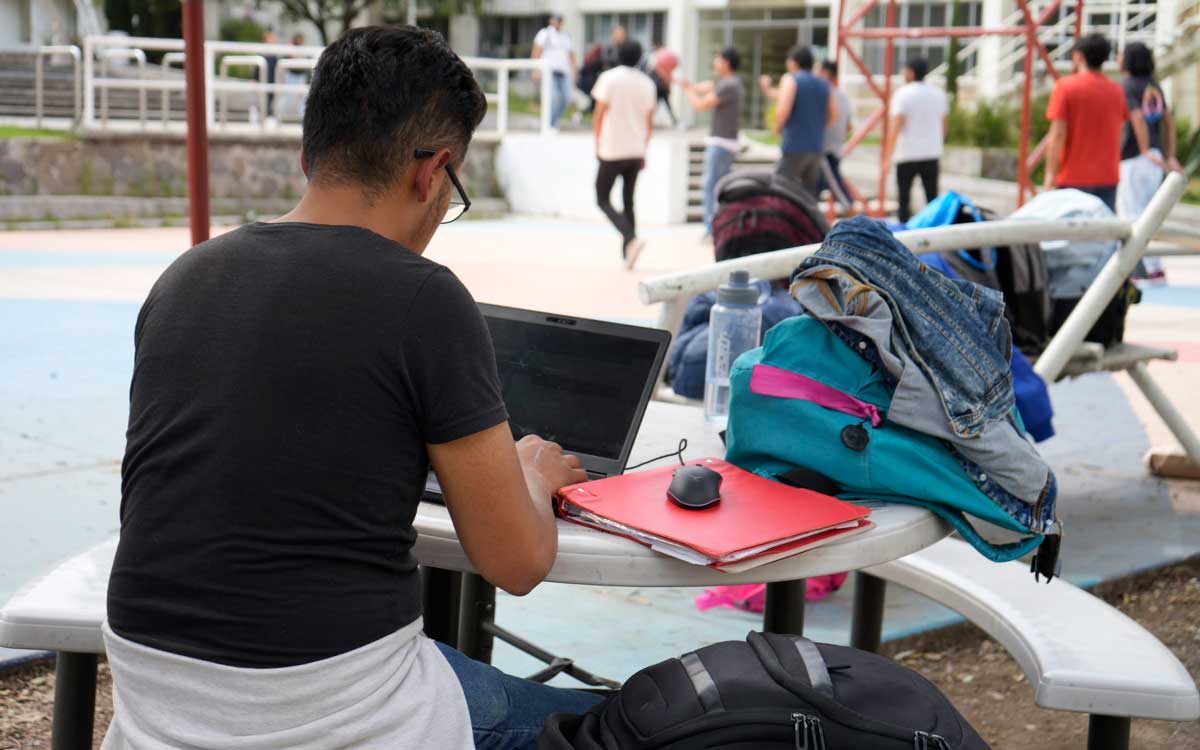 alumno revisando resultados uaemex 2023 de prepa