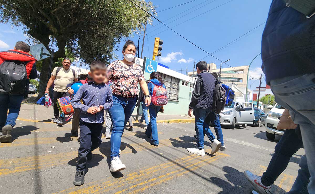 Alumnos de educación básica saliendo de vacaciones de puente de junio 2023