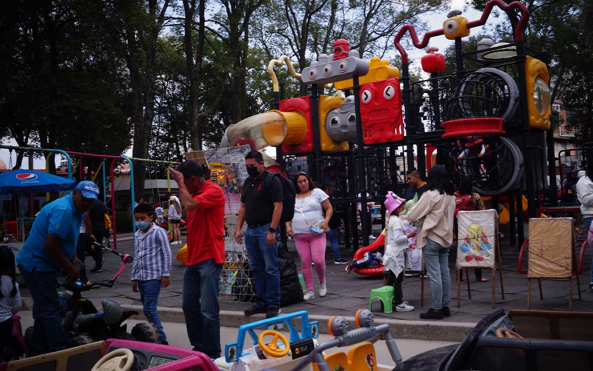 niños jugando en parque durante vacaciones de verano sep 2023