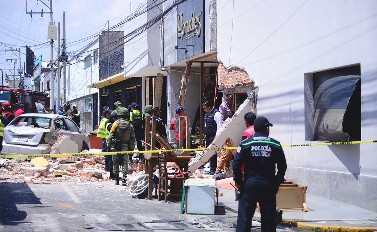 Gente sacando cosas de valor de la explosión en Toluca