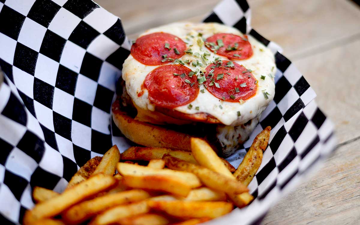 pizza burger en toluca y metepec con local Phillip & John’s t