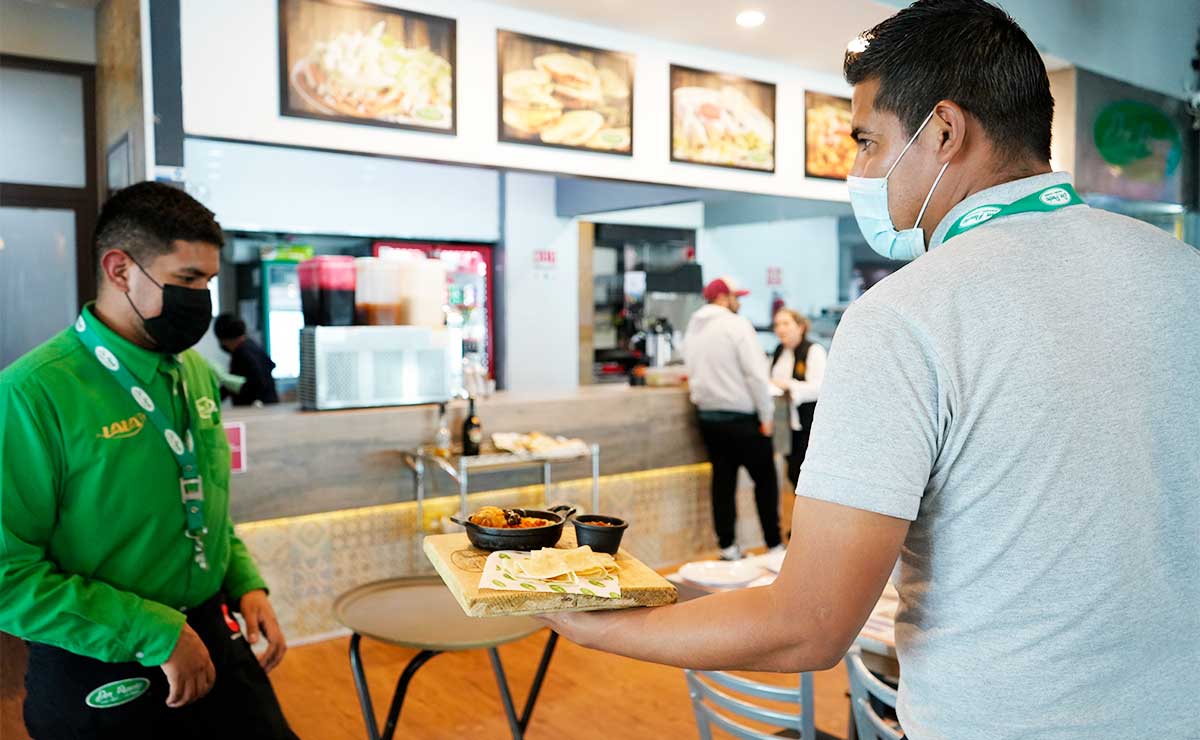 Meseros trabajando en Toluca