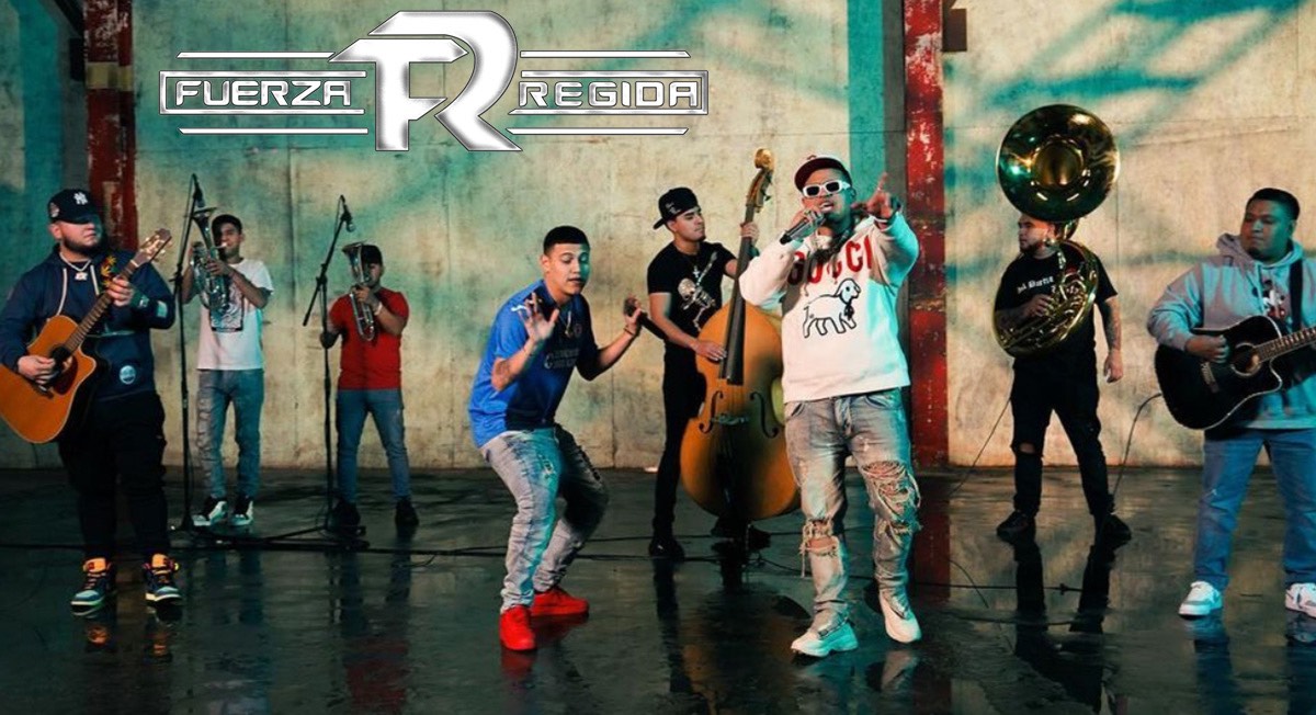 Fuerza Regida durante la grabación de un video