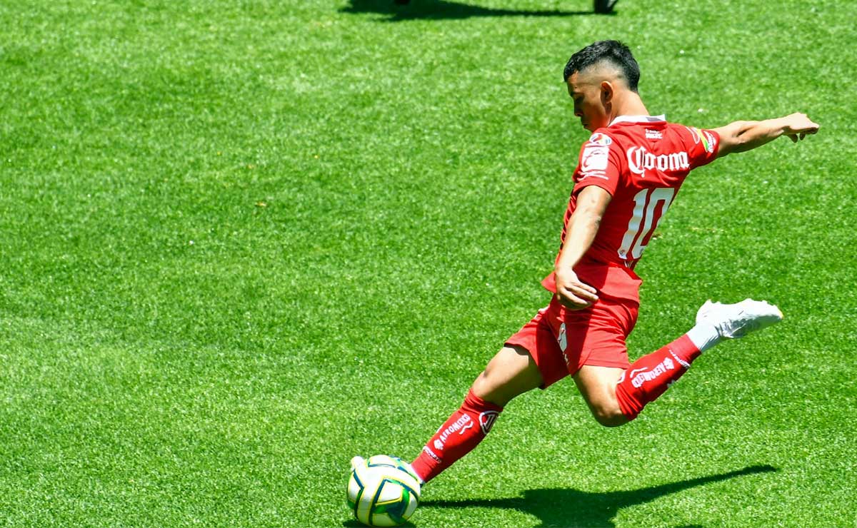 Leo Fernández durante partido de fútbol en el Estadio Nemesio Diez de Toluca