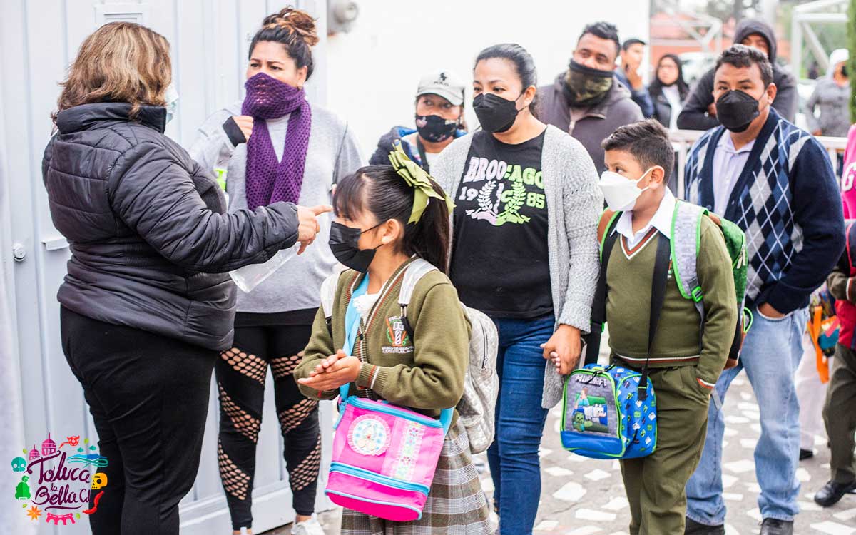 alumnos en clases por el dia del maestro 2023