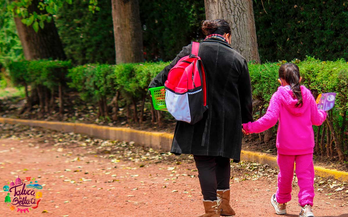 mama llevando a hija en dia de la madre 2023 sep clases suspendida