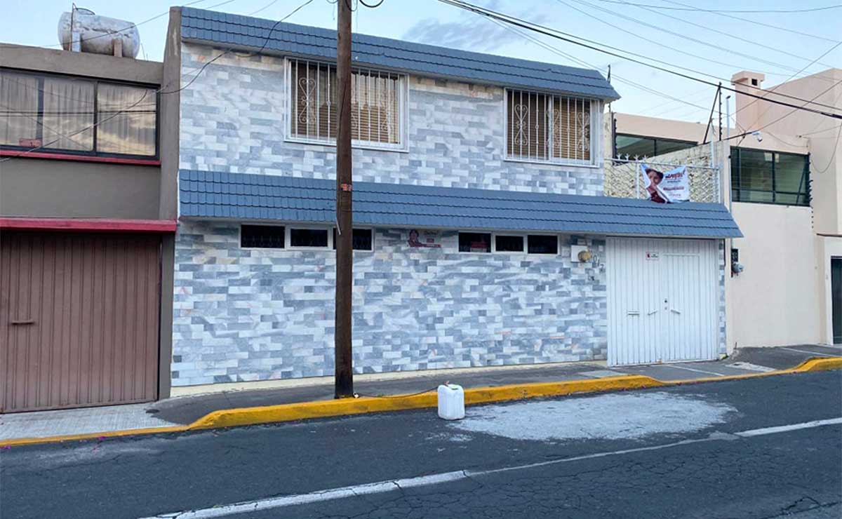 Bote encadenado a un poste en Toluca