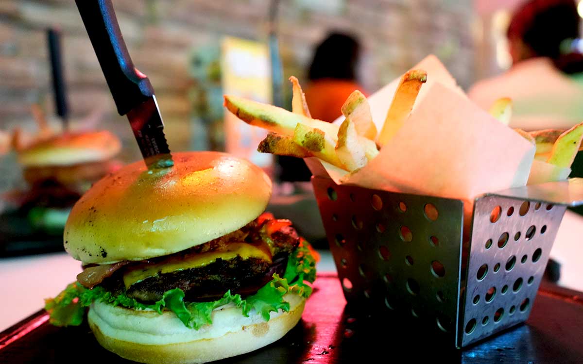 promocion d ehamburguesa con papas para dia de la hamburguesa 2023 en toluca