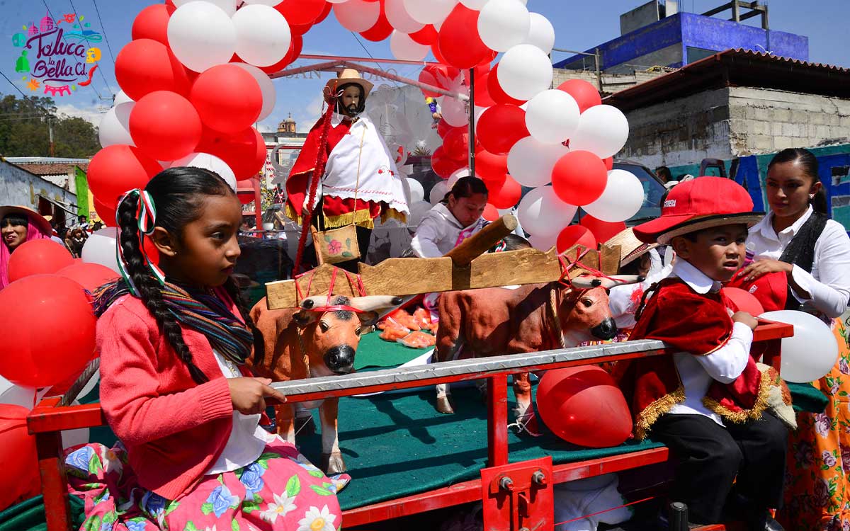 personas en paseo de san isidro 2023 en metepec
