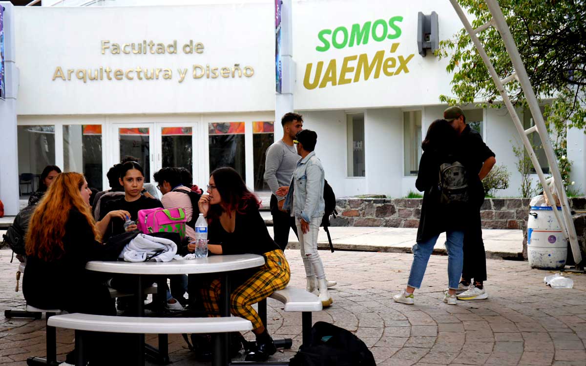 jovenes esperando resultados uaemex 2023 de licenciatura
