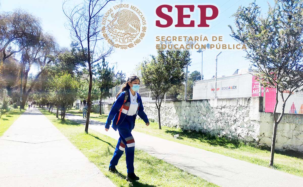 Niño saliendo de clases por el puente del 26 de mayo del 2023